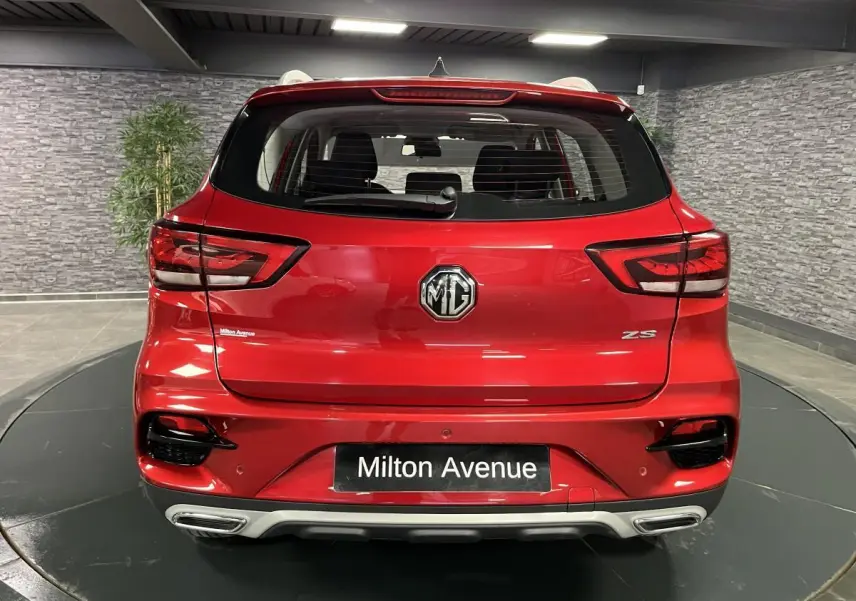 Vue arrière d’un MG ZS rouge métallisé 2022 avec feux LED et double sortie d’échappement intégrée.
