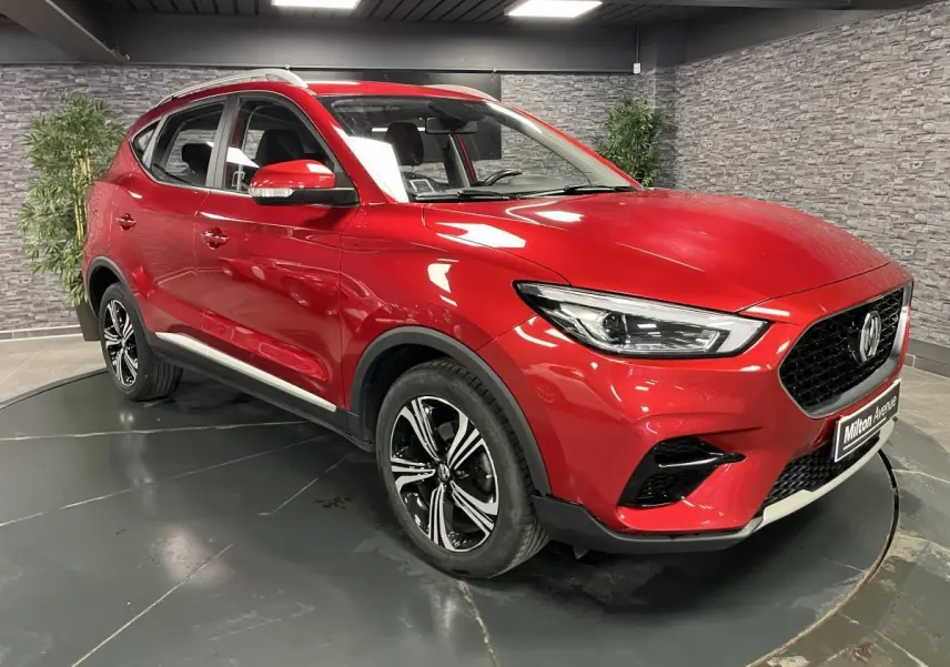 MG ZS rouge métallisé vu en 3/4 avant droit, avec jantes alliage 17 pouces Typhoon et calandre noire.