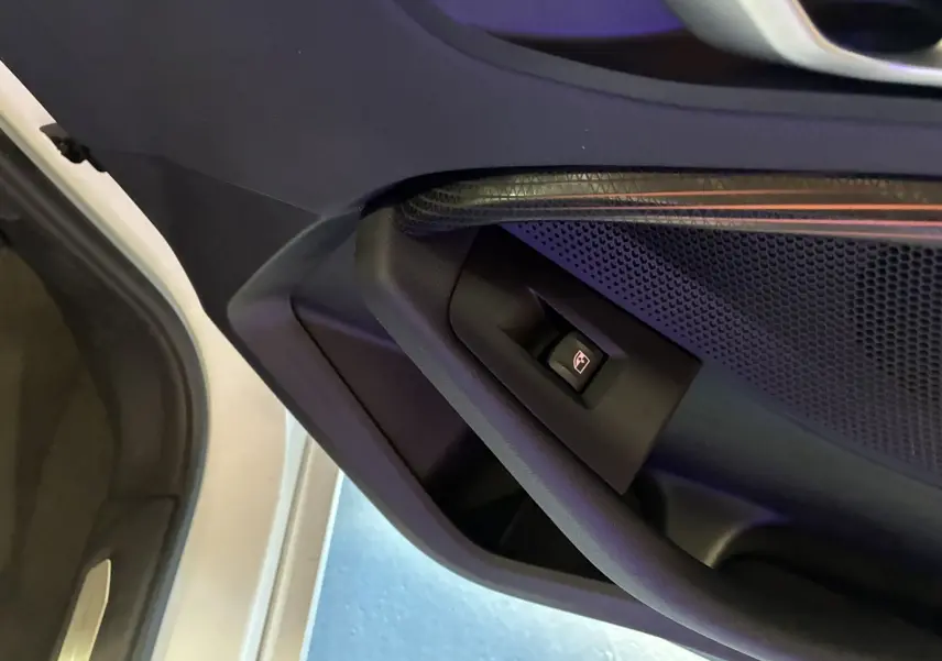 Bouton de commande de lève-vitre sur la porte avant gauche intérieure d'une BMW Série 1 blanche 118i Edition Sport 2023.