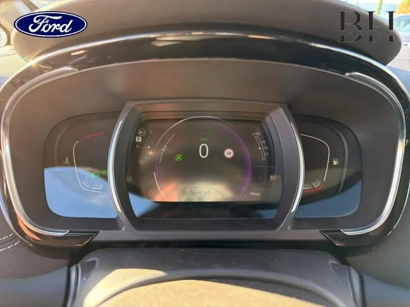 Tableau de bord numérique du Renault Espace gris Cassiopée, affichage vitesse et indicateurs au centre du volant.