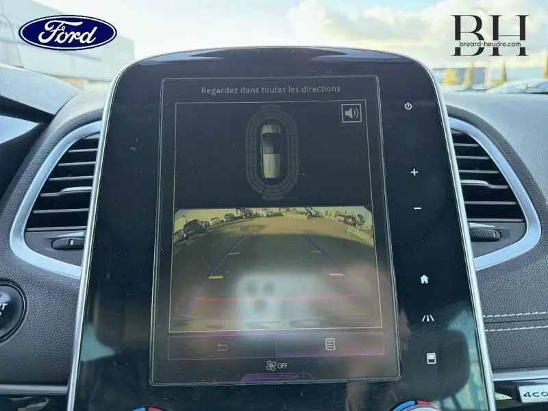 Écran tactile central montrant la caméra de recul d'un Renault Espace gris Cassiopée, vue intérieure avant.