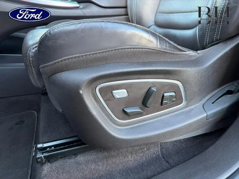 Réglages électriques du siège conducteur en cuir noir du Renault Espace gris Cassiopée, vue latérale côté gauche.