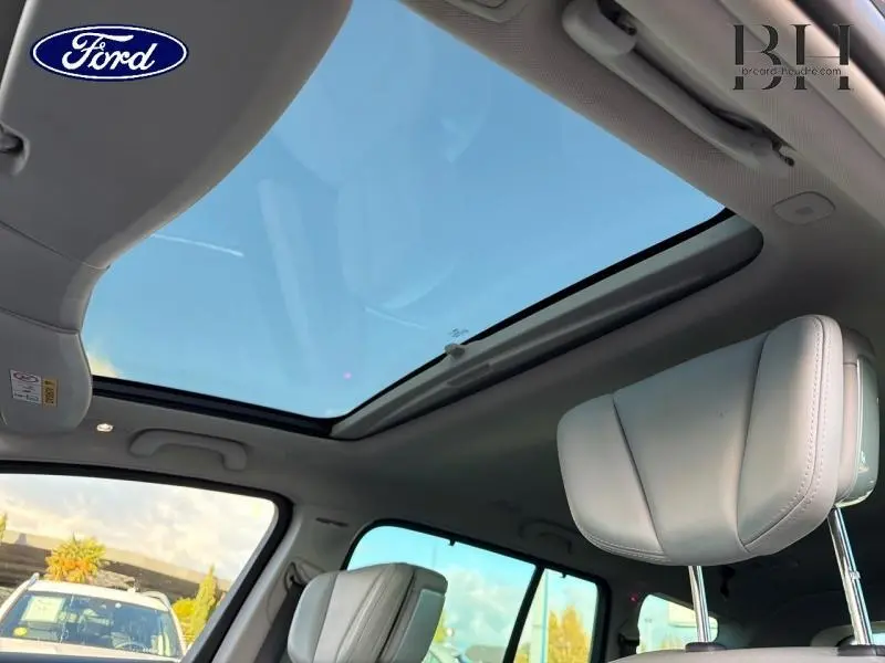 Vue intérieure du toit ouvrant panoramique et sièges cuir gris clair du Renault Espace Gris Cassiopée 2016