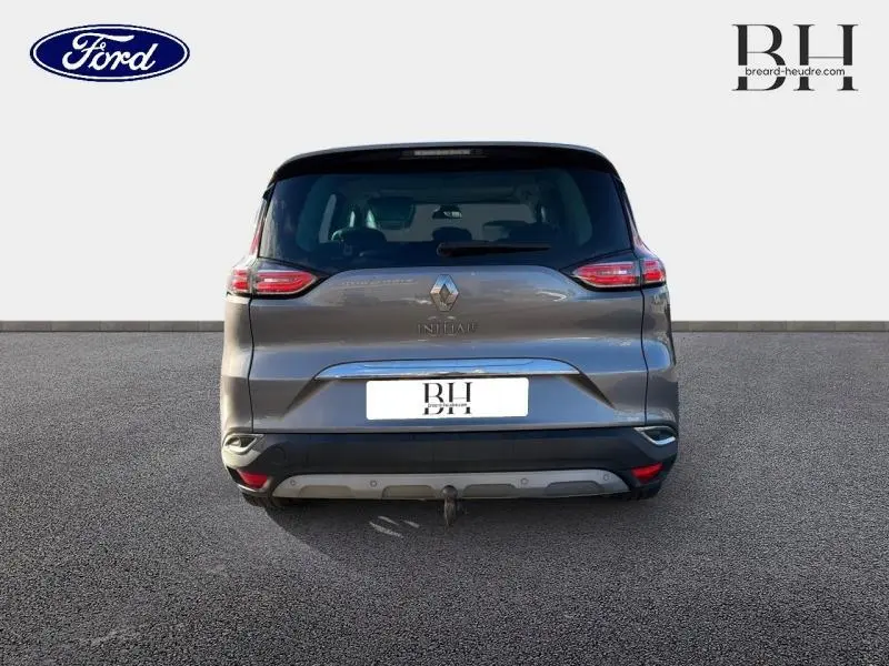 Vue arrière d'un Renault Espace gris Cassiopée 2016 avec feux LED et attelage visible sur un sol goudronné.