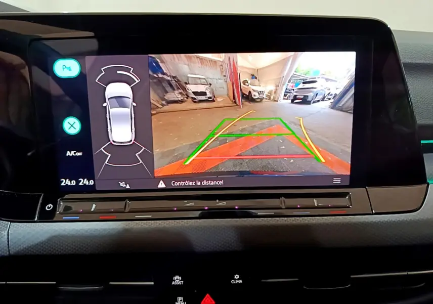 Écran tactile central de Volkswagen Golf 2022 affichant la caméra de recul avec guidage et capteurs de stationnement.