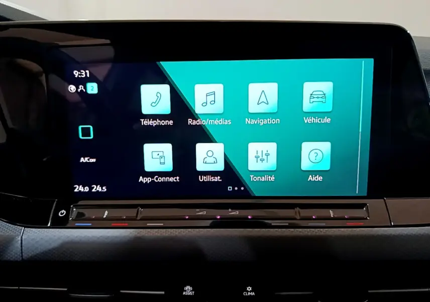 Écran tactile central de la Volkswagen Golf 1.0 TSI Active 2022 affichant les menus téléphone, navigation et véhicule.
