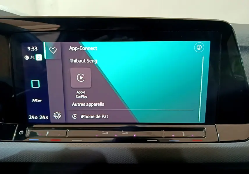 Écran tactile central affichant Apple CarPlay dans l'habitacle d'une Volkswagen Golf bleu 2022.