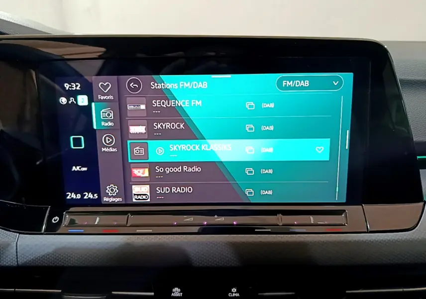 Écran tactile central de la Volkswagen Golf 1.0 TSI Active 2022 affichant les stations FM/DAB en intérieur noir.