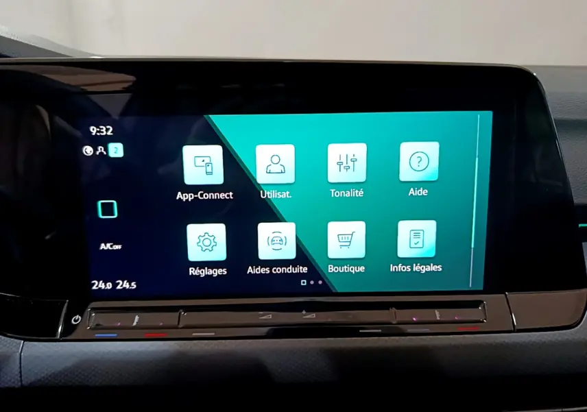 Écran tactile central du tableau de bord de la Volkswagen Golf bleu 2022 affichant les menus d'aide et réglages.