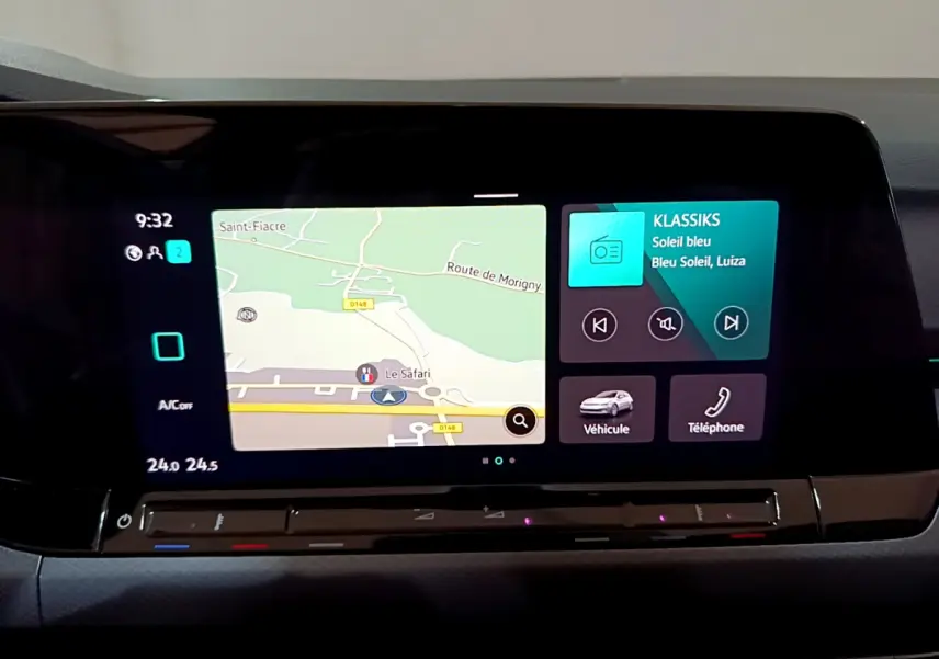 Écran tactile central de la Volkswagen Golf 2022 affichant navigation et interface multimédia.