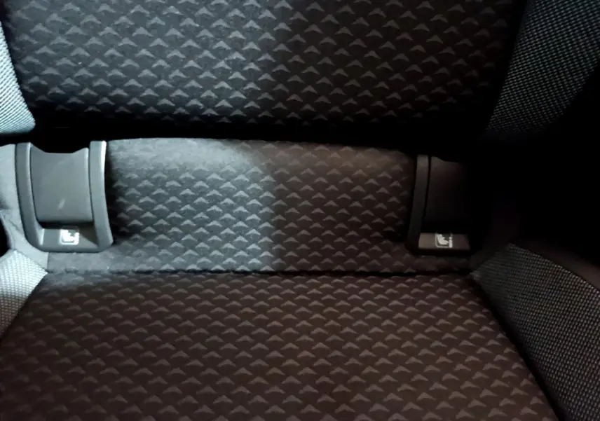 Gros plan sur la banquette arrière noire à motifs triangulaires du Volkswagen Golf 1.0 TSI 2022.