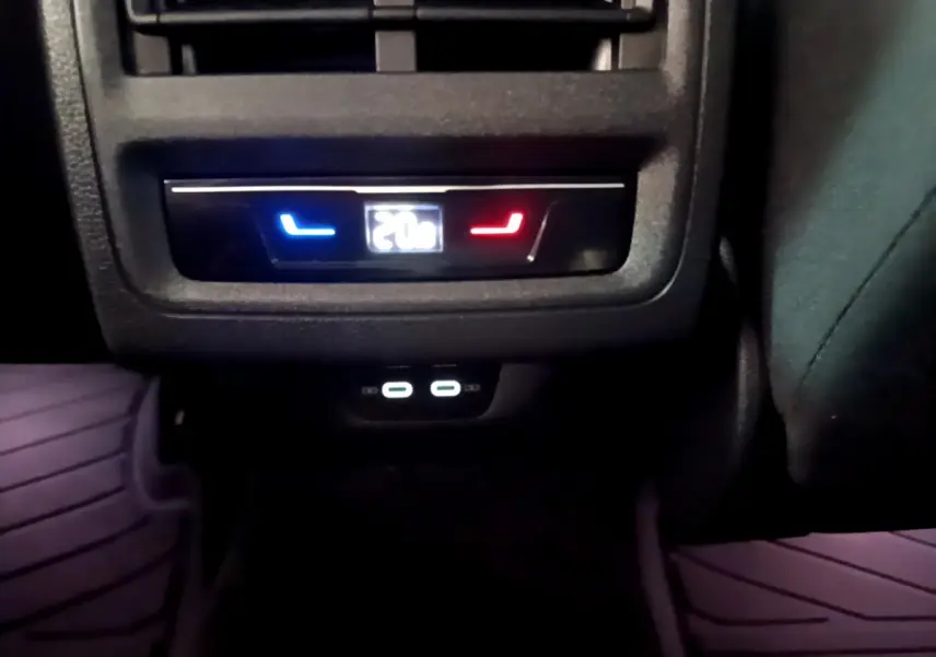 Détail de la commande de climatisation arrière avec affichage digital et ports USB-C dans une Volkswagen Golf bleue 2022