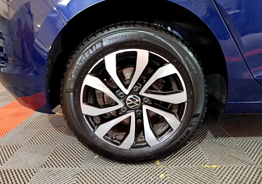 Gros plan sur la roue arrière droite d'une Volkswagen Golf bleu 2022 avec jante alliage et pneu Michelin.