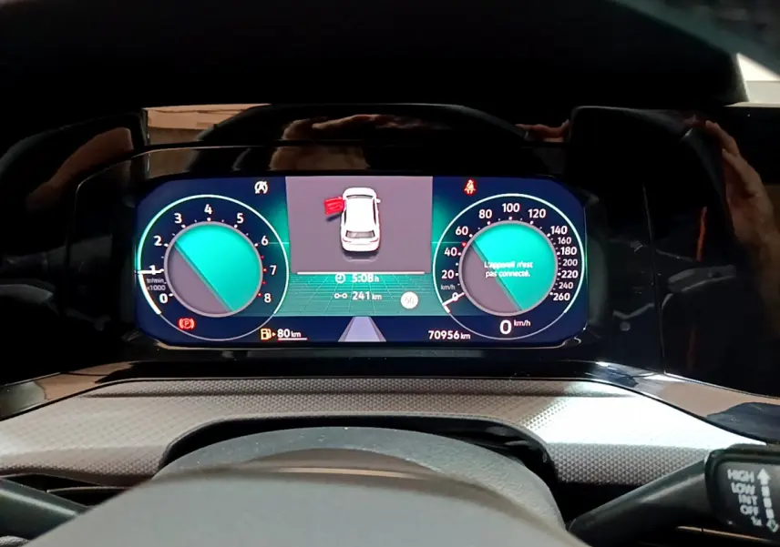 Tableau de bord numérique de Volkswagen Golf bleu, affichage multifonctions avec compteur vitesse et régime moteur.