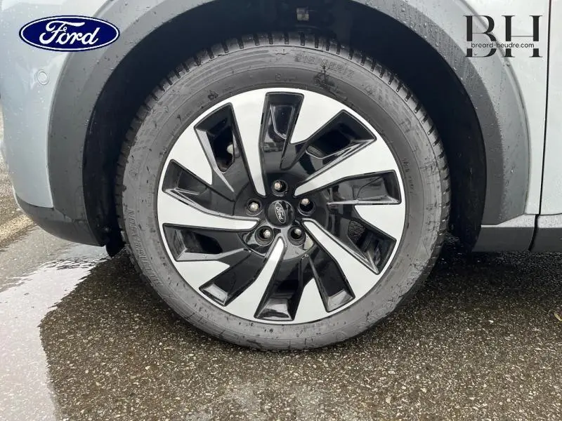 Gros plan sur la roue avant gauche du Ford Puma 2023 gris Solar Métallisée avec jante alliage bicolore distinctive.