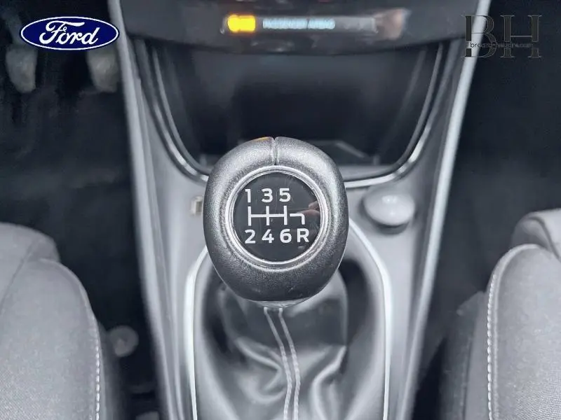 Gros plan sur le levier de vitesses manuel noir du Ford Puma 2023, entouré de sièges en tissu noir Kasbah.