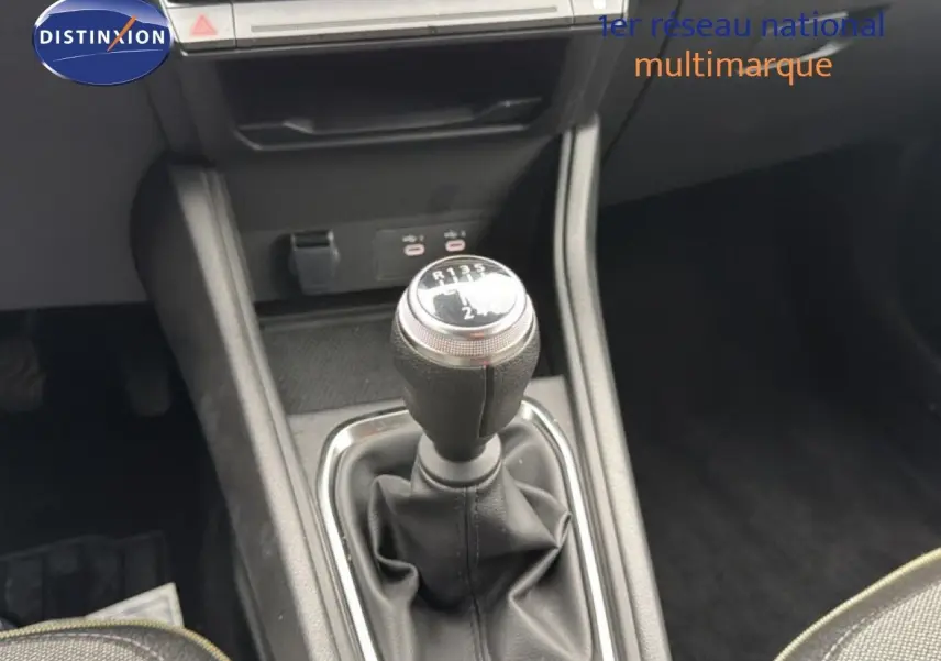 Le véhicule Renault Captur 1.0 ECO-G 100CH TECHNO bleu Iron Metal est visible en intérieur, avec un levier de vitesse manuel en gros plan.