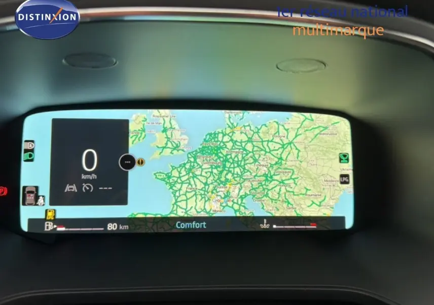 Tableau de bord numérique du Renault Captur 2025 affichant une carte de navigation en mode confort.