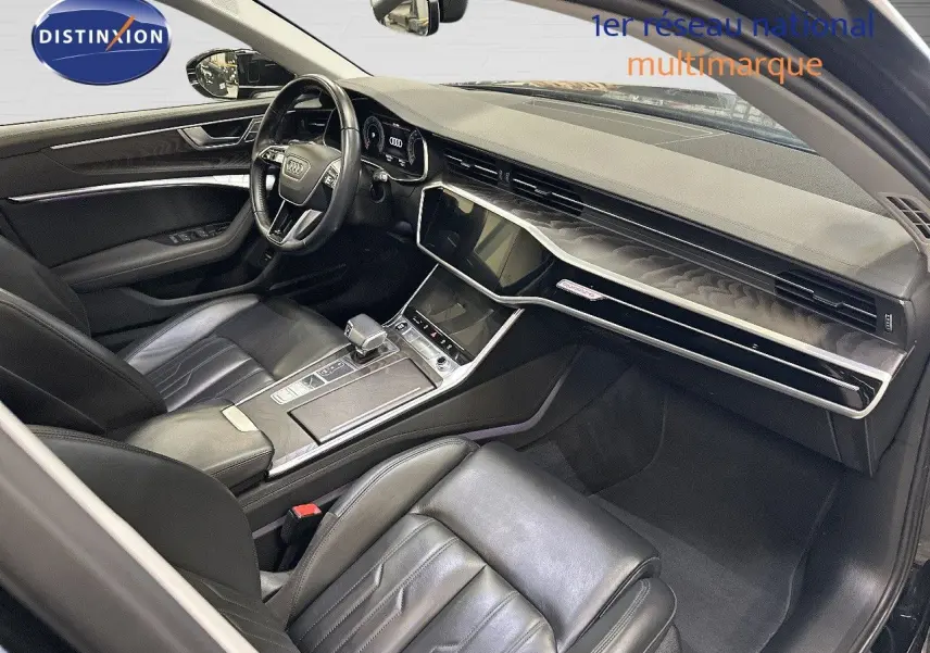 Intérieur noir vu côté conducteur d'une Renault Captur 2025, tableau de bord moderne avec écran tactile et volant multifonction.