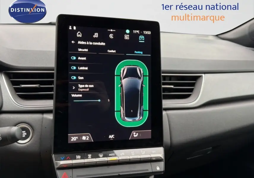 Vue intérieure du tableau de bord du Renault Captur 2025 avec écran tactile affichant les aides à la conduite.