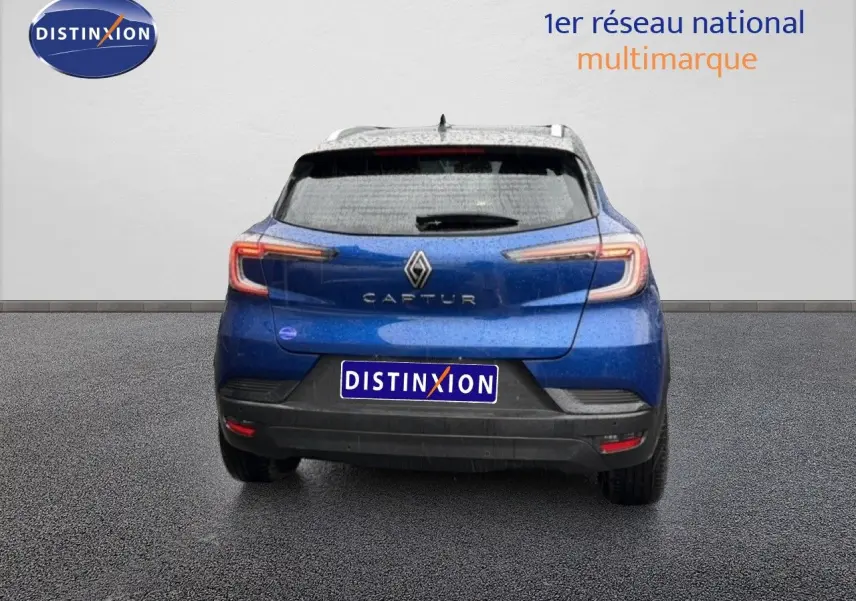 Vue arrière du Renault Captur 2025 bleu Iron Metal avec feux LED et plaque Distinxion visible.
