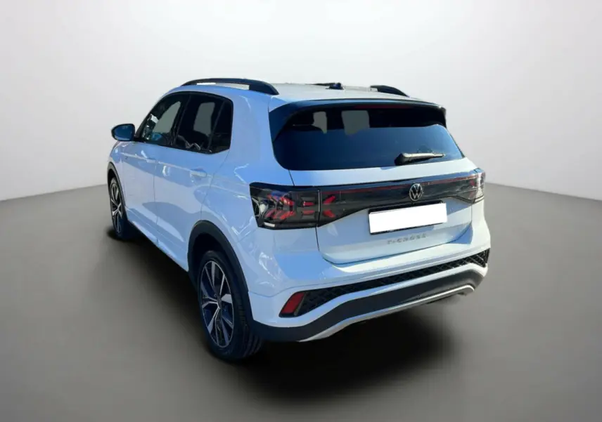 Volkswagen T-Cross blanc pur en 3/4 arrière droit avec feux arrière LED et jantes alu 18 pouces.