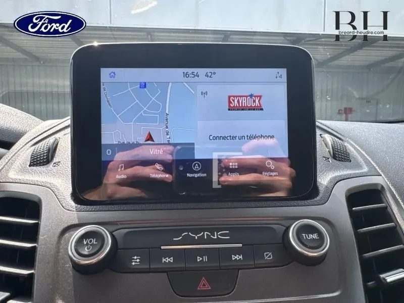 Écran tactile SYNC 3 du Ford Transit Connect L1 2023, affichant la navigation et les options multimédia.