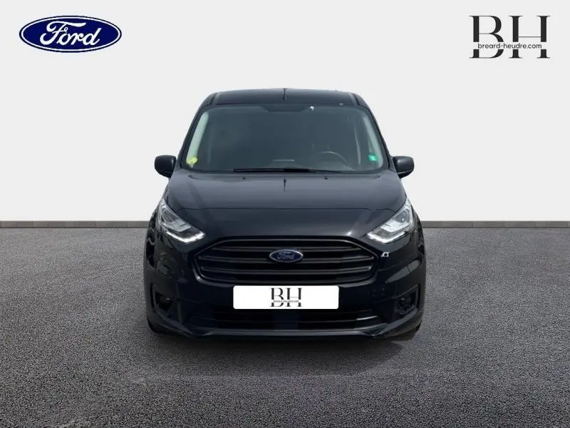 Vue avant d'un Ford Transit Connect FGN L1 noir Agate Métallisée, avec calandre noire et phares halogènes allumés.