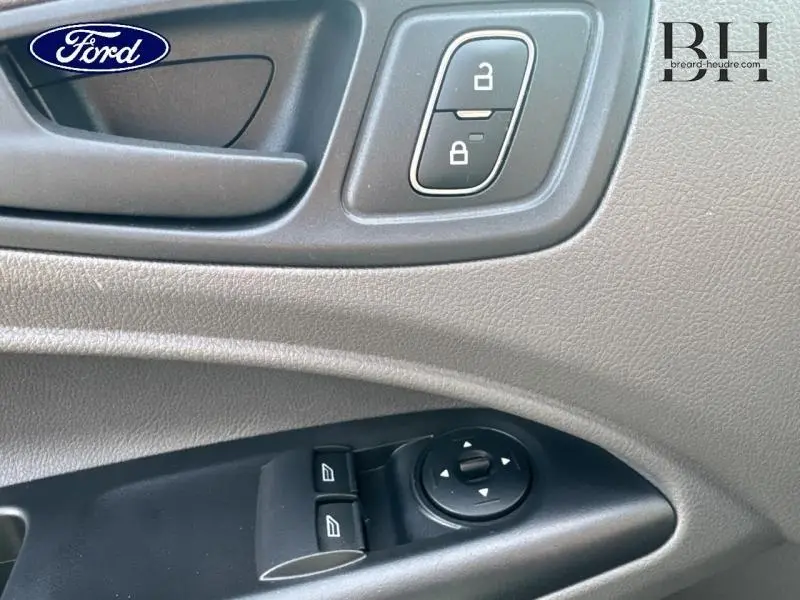 Détail de la porte côté conducteur du Ford Transit Connect noir, montrant les commandes de verrouillage et des vitres électriques.