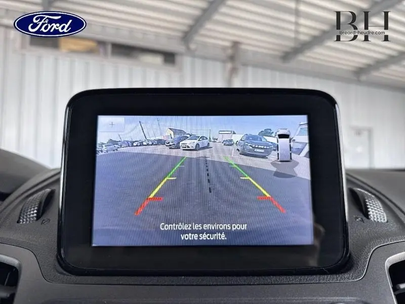 Écran central du Ford Transit Connect montrant l'image de la caméra de recul avec guidage coloré, intérieur noir.