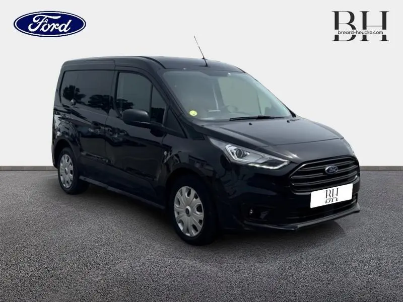 Ford Transit Connect FGN L1 noir Agate métallisé vu en 3/4 avant droit avec calandre noire et vitres teintées.