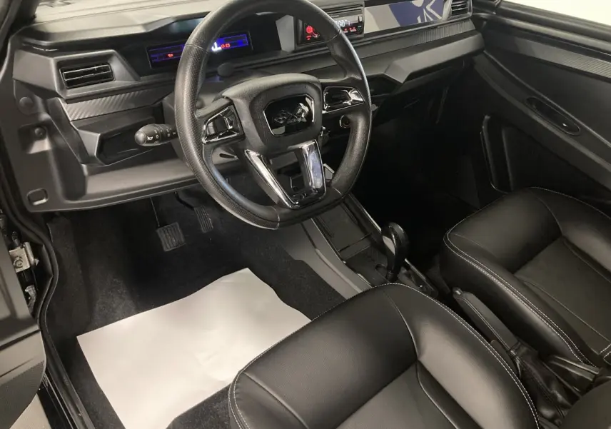 Vue intérieure côté conducteur de la LIGIER JS50 0.5 REVO D+ SELECT 2026, sièges confort noirs et tableau de bord moderne.
