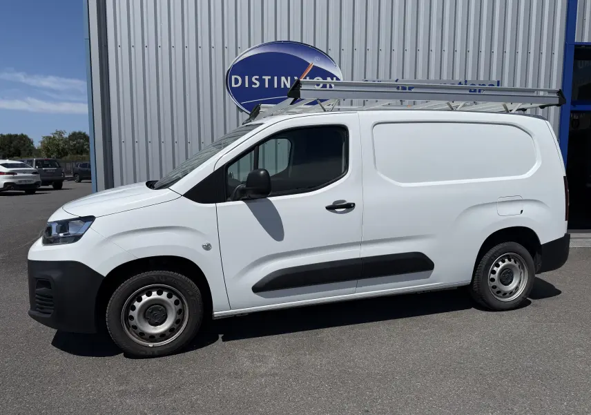 Vue de profil côté gauche d’un utilitaire Citroën Berlingo XL blanc banquise avec galerie de toit en aluminium.