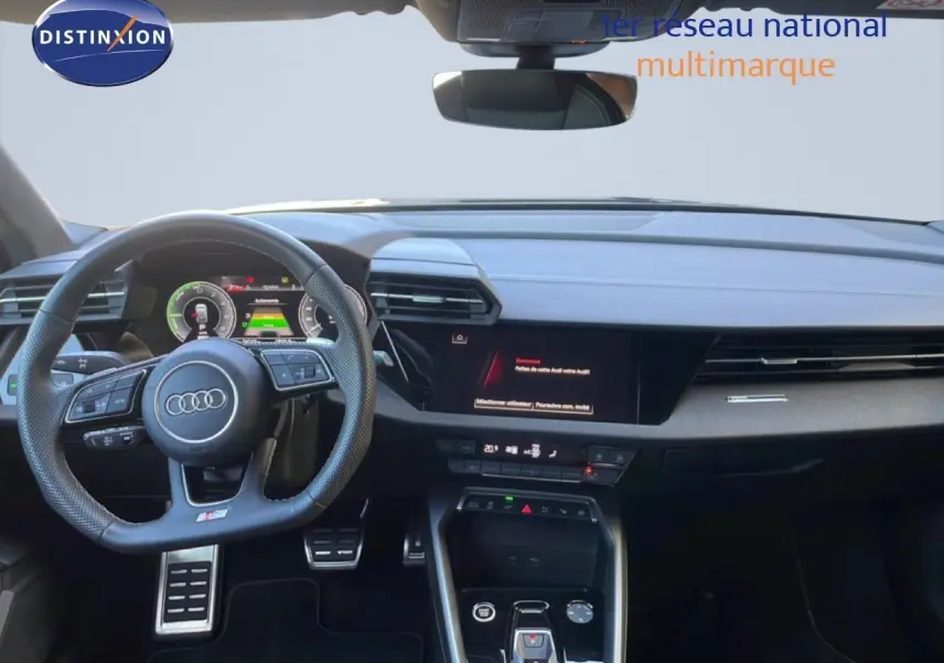 Vue intérieure de face du tableau de bord et volant noir d'une Audi A3 Sportback 2025 hybride rechargeable finition S Line.