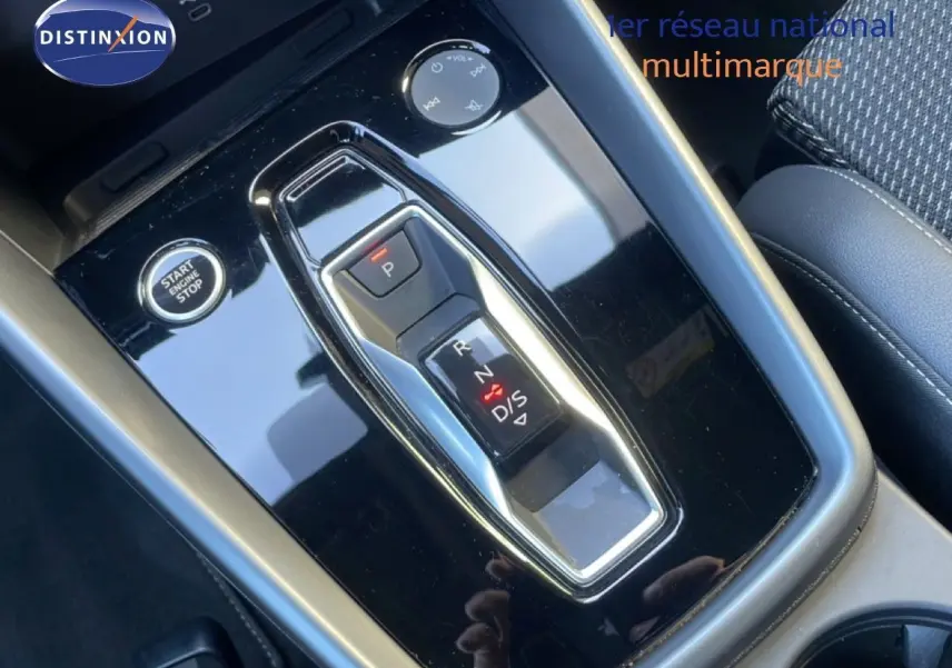 Gros plan sur la console centrale noire de l'Audi A3 Sportback 2025, montrant la commande de boîte automatique et le bouton start/stop.