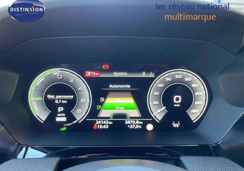 Tableau de bord numérique de l'Audi A3 Sportback noire, affichant autonomie, vitesse et compte-tours en vue frontale.