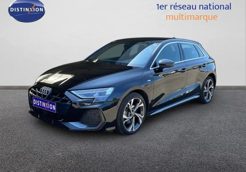 Audi A3 Sportback noire vue en 3/4 avant droit, soulignant ses jantes alliage et son design sportif S Line.