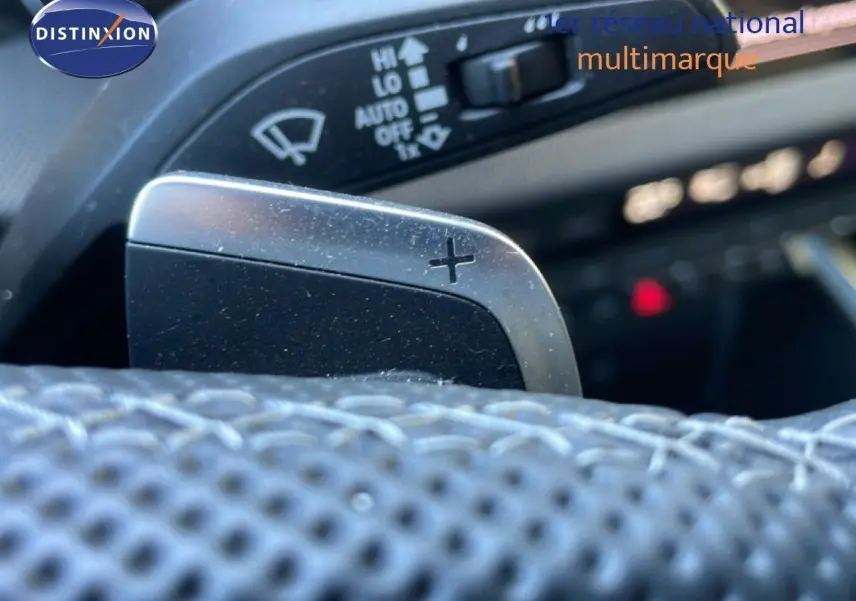 Gros plan sur la palette de changement de vitesse droite en aluminium brossé dans l’habitacle d’une Audi A3 Sportback noire.