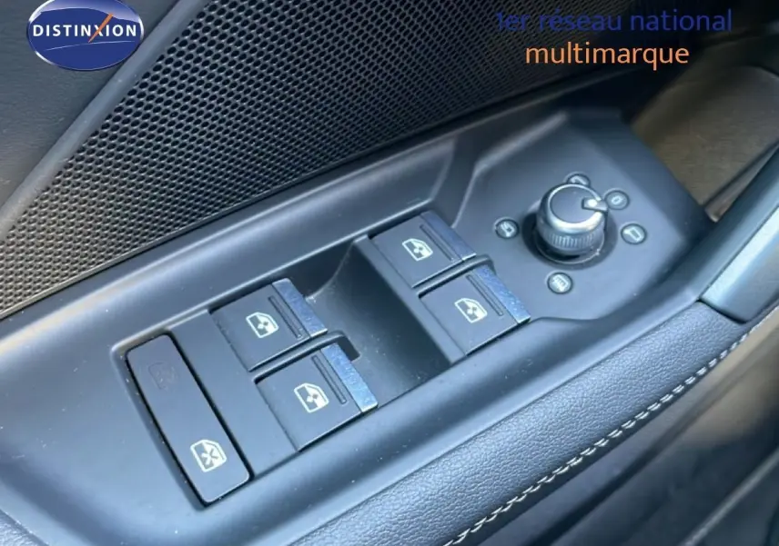 Gros plan sur les commandes de lève-vitres et réglage des rétroviseurs côté conducteur d’une Audi A3 Sportback noire 2025.