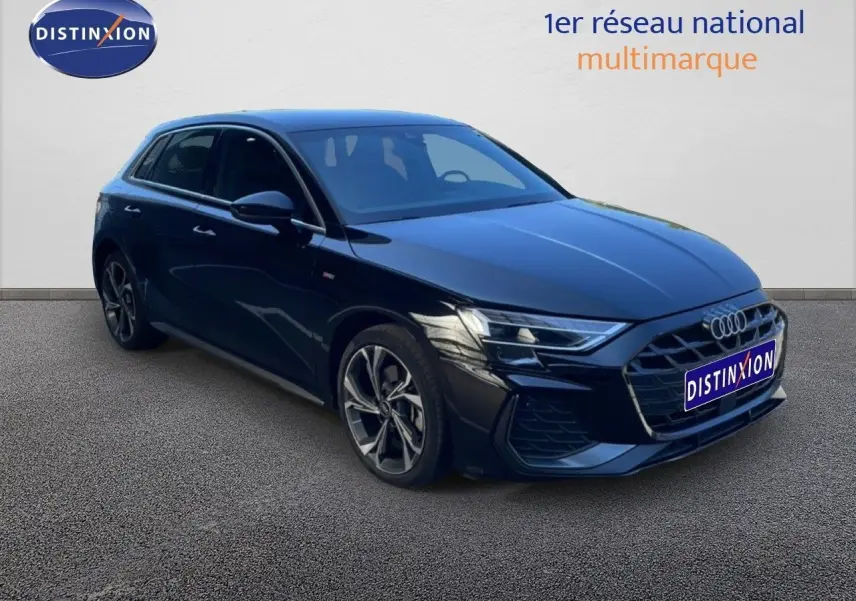 Audi A3 Sportback noire vue en 3/4 avant droit, mettant en valeur sa calandre large et ses jantes alliage distinctives.