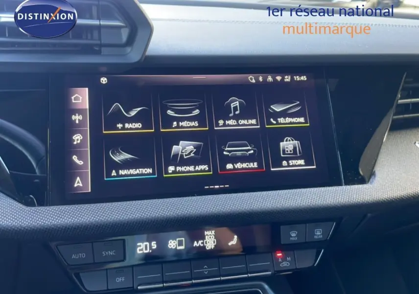 Vue intérieure centrée sur l’écran tactile multimédia et la console de l’Audi A3 Sportback noire 2025 hybride rechargeable.