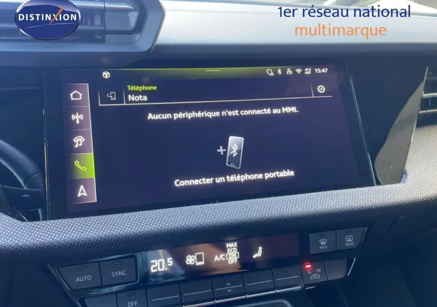 Écran tactile central et commandes de climatisation d'une Audi A3 Sportback noire, vue intérieure frontale.