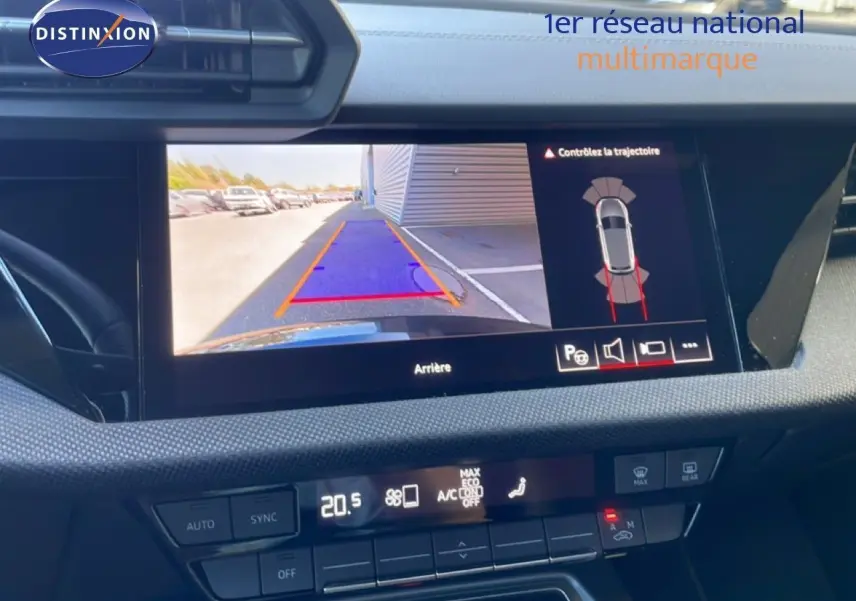 Écran central de l’Audi A3 Sportback 2025 montrant la caméra de recul avec affichage des trajectoires, intérieur noir.