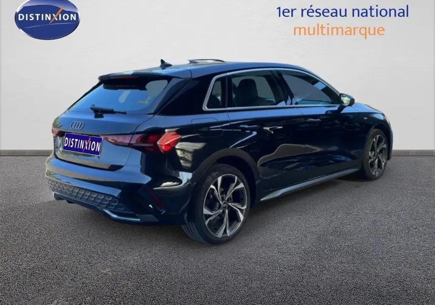 Audi A3 Sportback noire vue en 3/4 arrière droit, soulignant ses lignes fluides et ses jantes alliage distinctives.