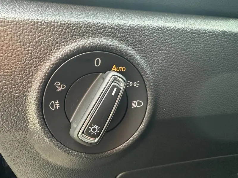 Gros plan sur le sélecteur d’éclairage intérieur du Volkswagen T-Roc 2025, finition R-Line, avec bouton en position Auto.