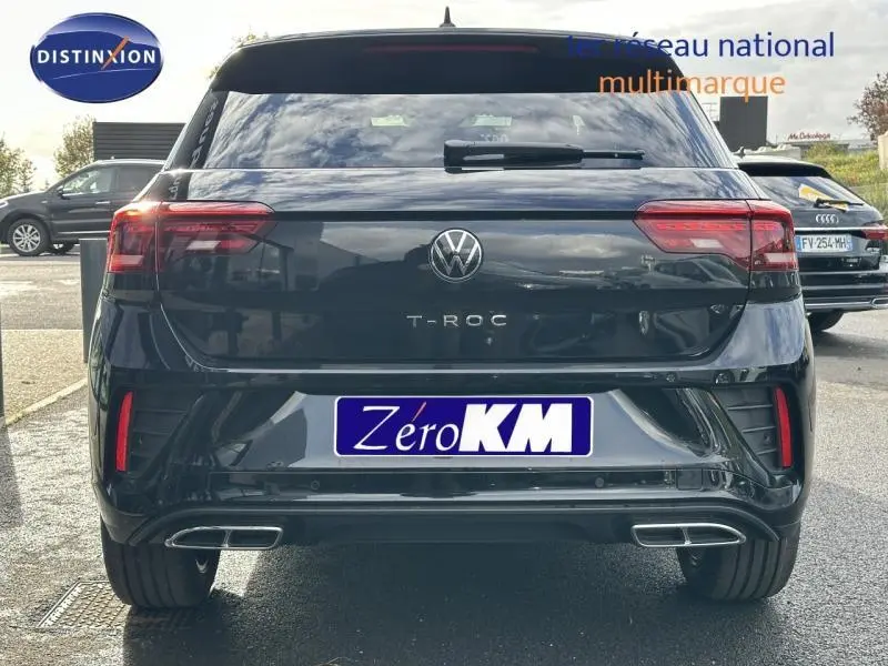 Vue arrière du Volkswagen T-Roc 2025 noir Grenadilla métallisé avec double sortie d'échappement et logo R-Line Edition.