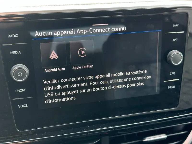 Écran tactile du système multimédia du Volkswagen T-Roc 2025 en gros plan, affichant la connexion App-Connect.