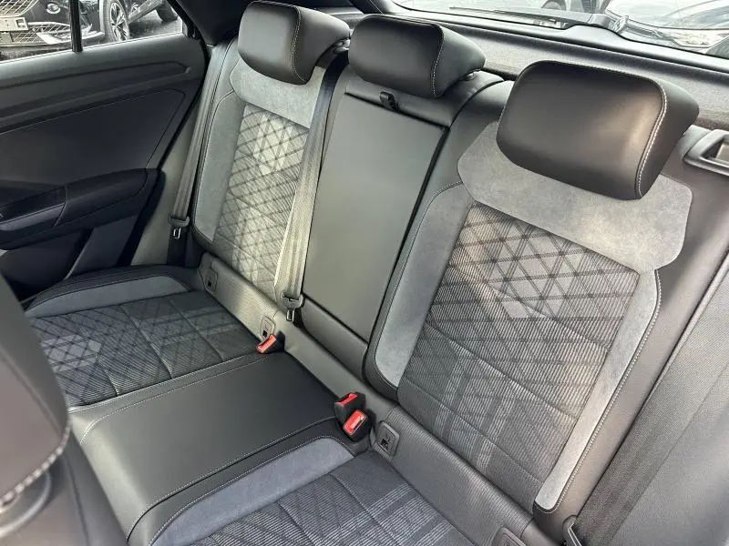Vue intérieure sur les sièges arrière en tissu et alcantara gris du Volkswagen T-Roc 2025, finition R-Line Edition.