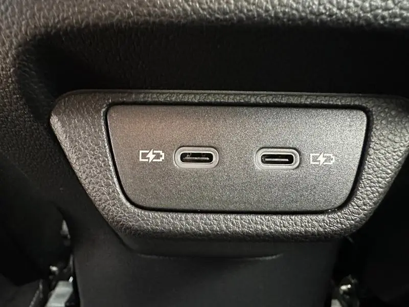 Gros plan sur les deux ports USB-C de recharge et transfert du Volkswagen T-Roc 2025 finition R-Line Edition.