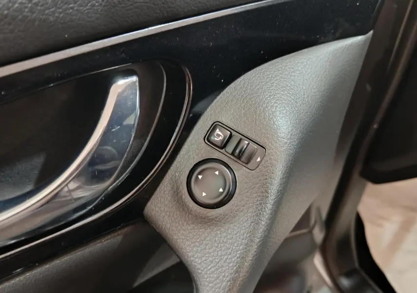 Détail de la commande des rétroviseurs sur la porte avant gauche du Nissan Qashqai gris clair 2019.